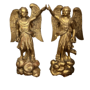 17 - Coppia sculture in legno dorato raffiguranti Angeli trionfanti.